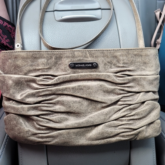 Michael Kors Ruffled Clutch/Crossbody with Strap in excellent condition - Picture 3 of 8